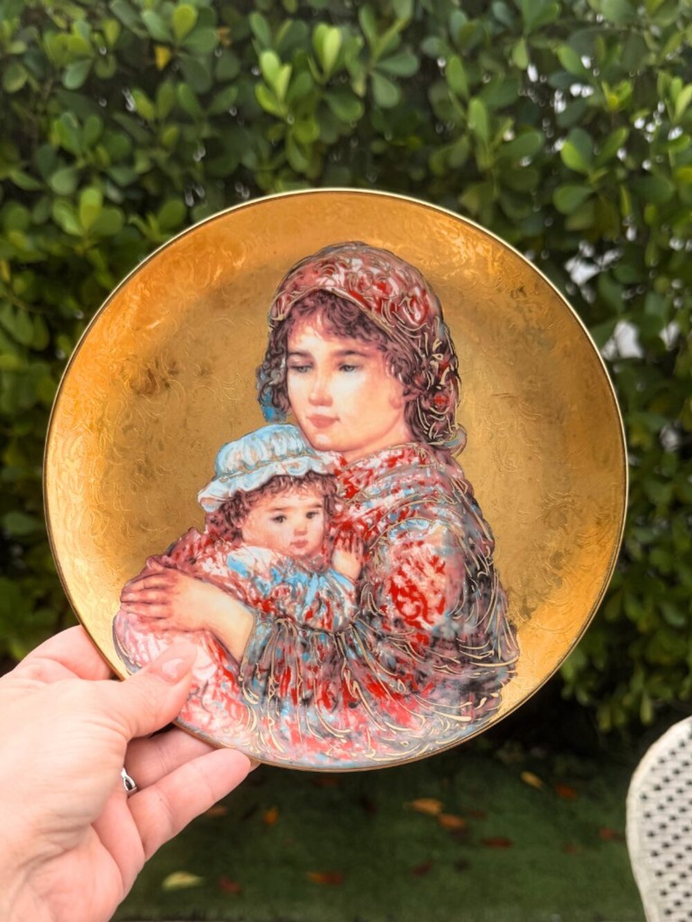 Vintage 1992 Molly and Annie Royal Gold Edna Hibel LE Mother's Day Plate COA BOX
